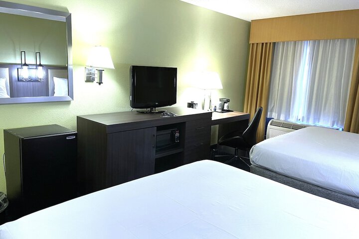 2 Queen Beds (8 of 8)
