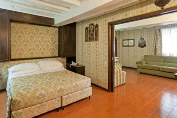 Room 43 of 63