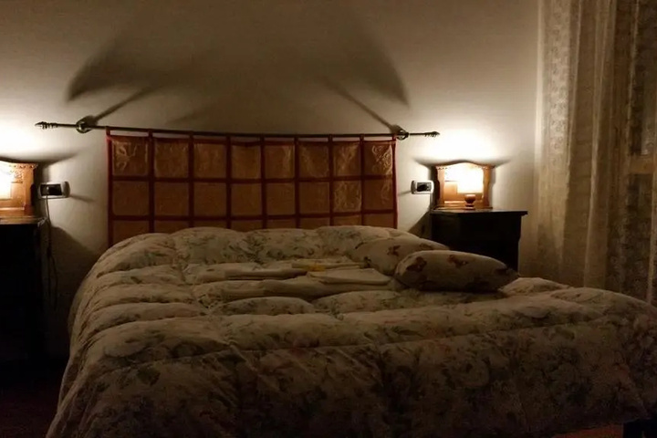 Room 6 of 10