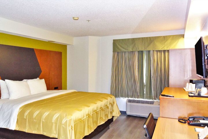 1 Queen Bed (7 of 10)