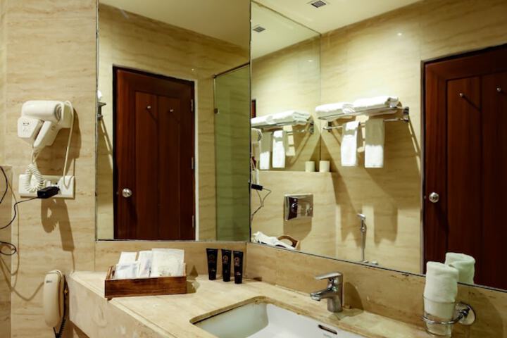 Room 13 of 40