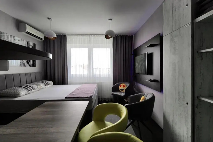 Room 6 of 11