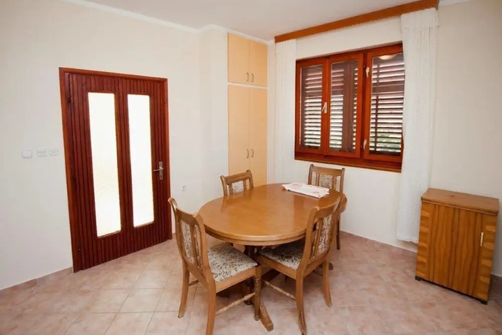 Room 4 of 16