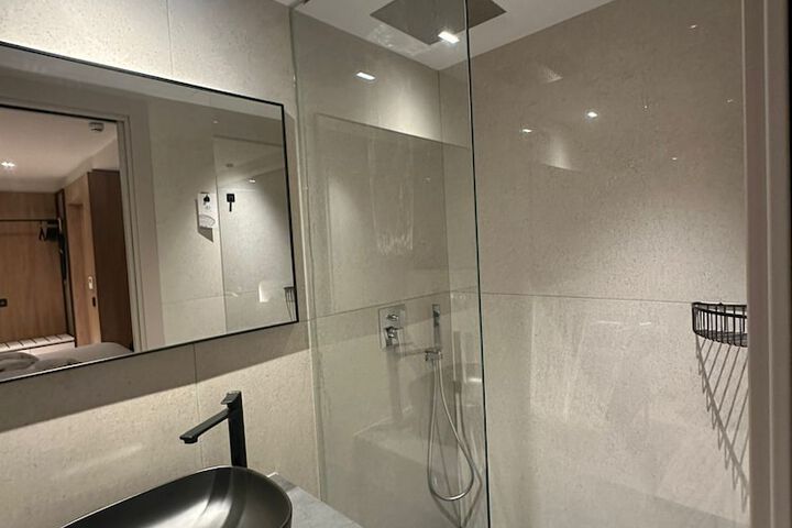 Room 64 of 109