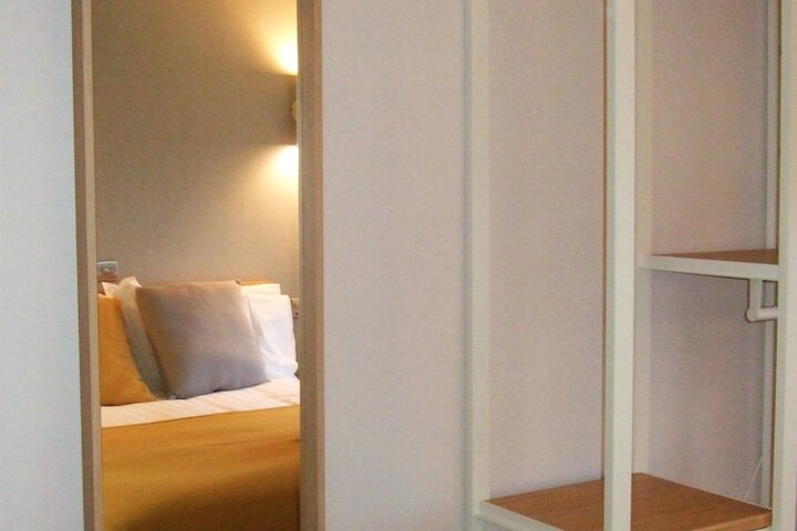 Room 10 of 80