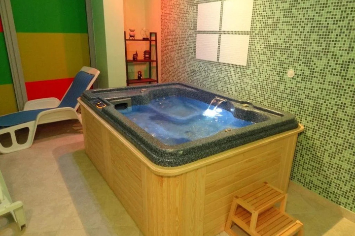 Pool 6 of 10