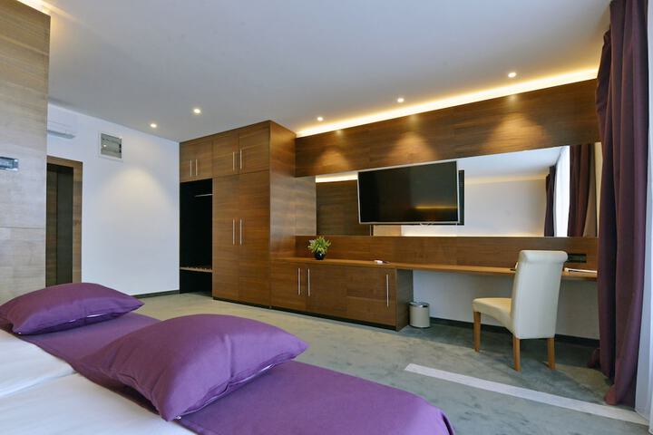 Room 10 of 87