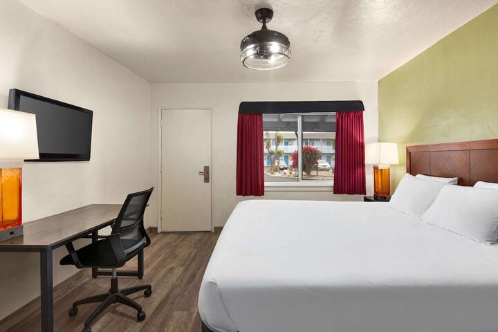 1 King Bed with Continental Breakfast (1 of 13)