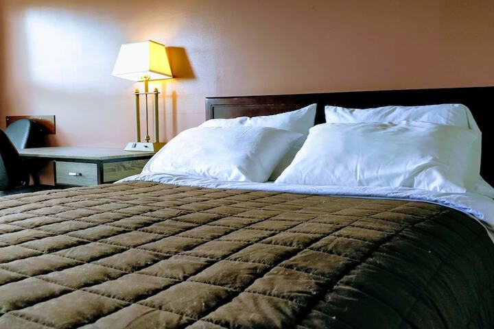 Deluxe Room 1 Queen Bed Courtyard View (8 of 19)