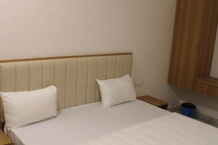 Room 8 of 16