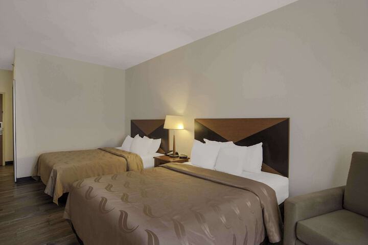 2 Queen Beds (5 of 16)