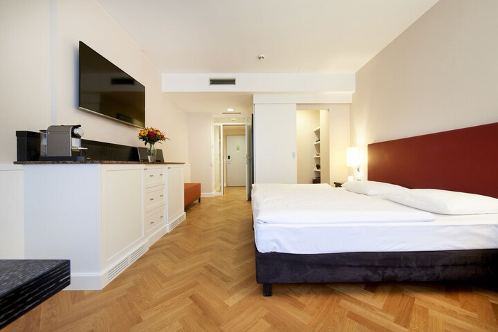 Room 9 of 63