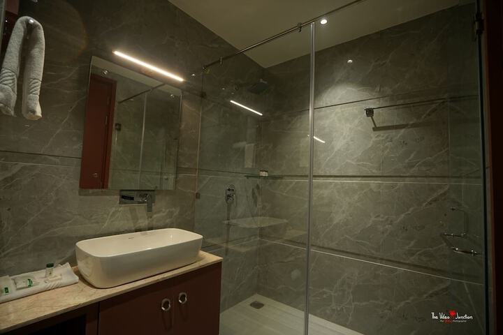 Room 5 of 9
