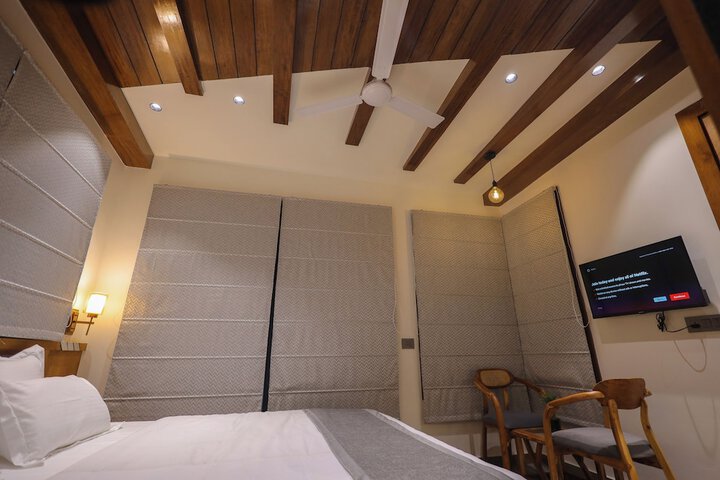 Room 2 of 10