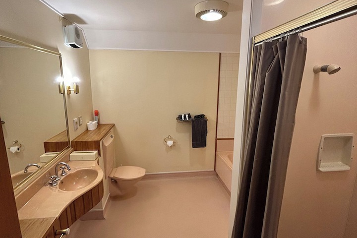 Room 27 of 38