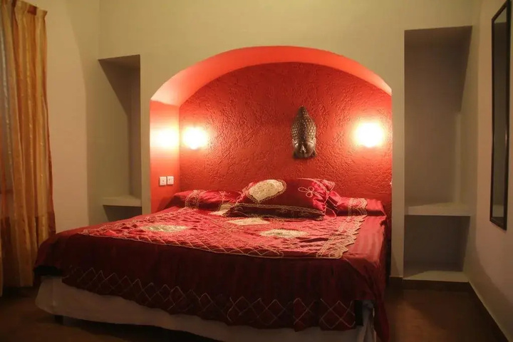Room 6 of 11