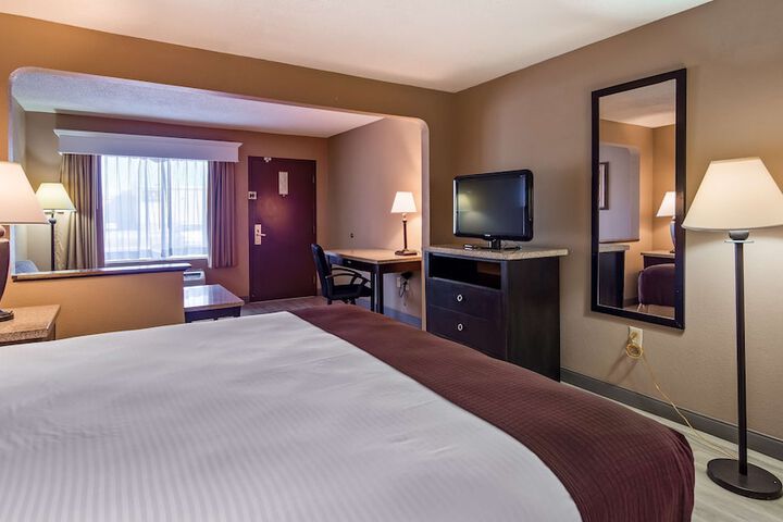 1 King Bed Sofa For Sitting Microwave and Refrigerator Oversized Room Desk Continental Breakfast (1 of 17)