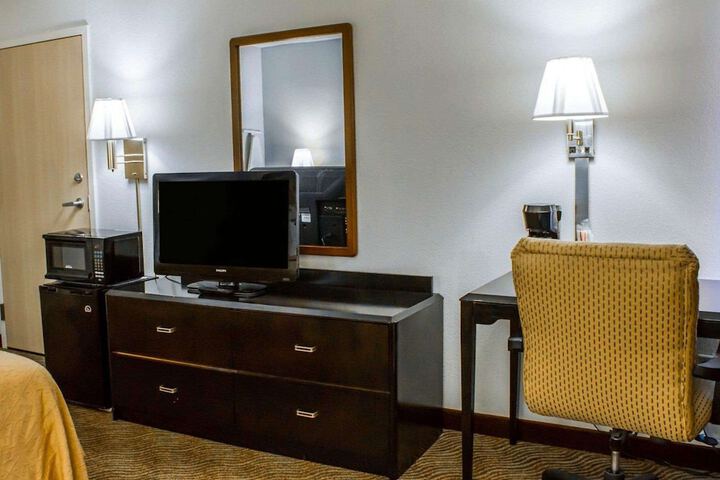 1 King Bed (2 of 21)