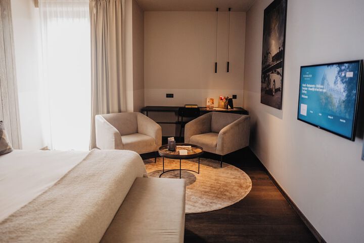 Room 27 of 102