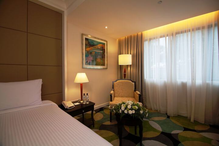 Room 17 of 38