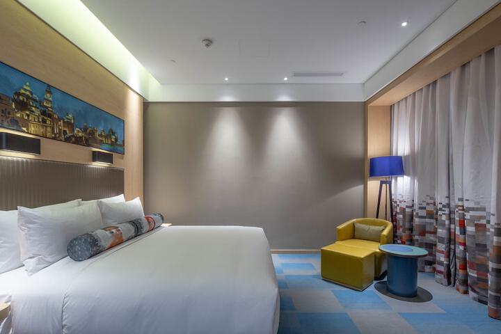Room 4 of 38
