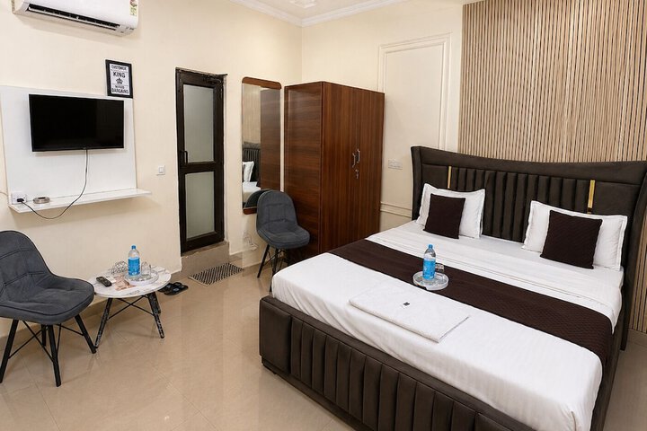 Room 6 of 12