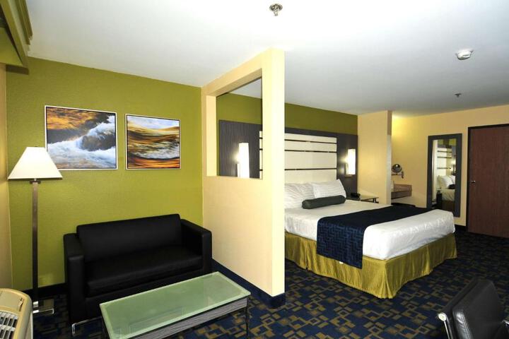 1 King Bed Microwave and Refrigerator WiFi Full Breakfast (8 of 17)