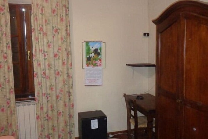 Room 9 of 16