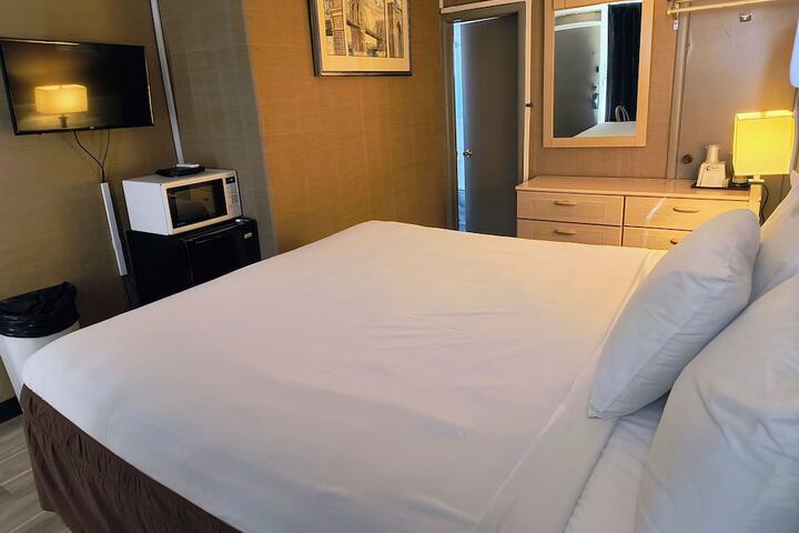 Classic Queen Bed (7 of 8)