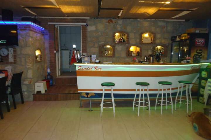 Lounge 27 of 54
