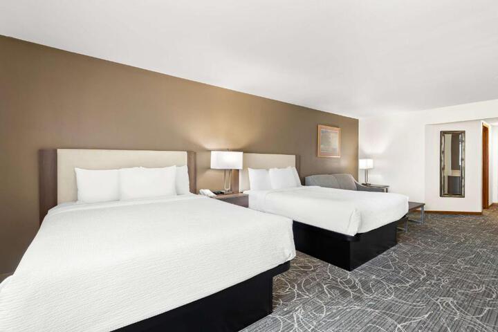 2 Queen Beds High Speed Internet Accessible Microwave and Refrigerator, Coffee Maker, Hairdryer Iron and Ironing Board Full Breakfast (1 of 10)