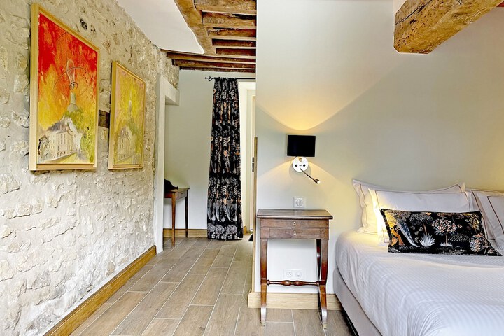 Room 33 of 76
