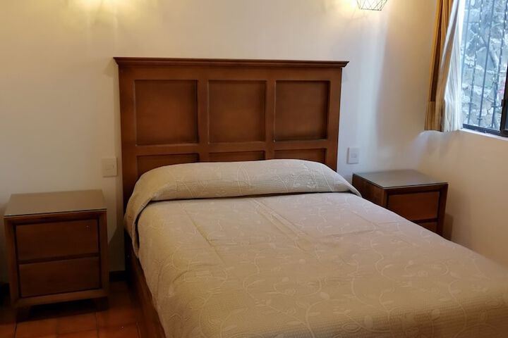 Room 4 of 8