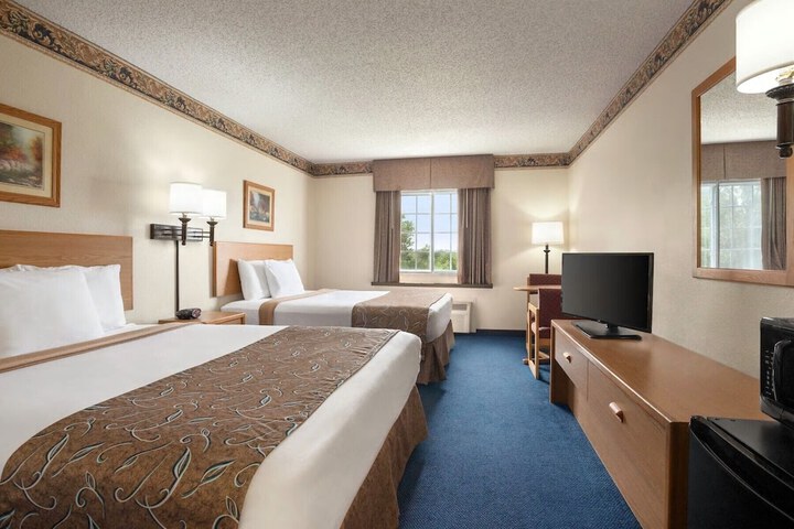 1 Queen Bed Accessible Room (12 of 19)