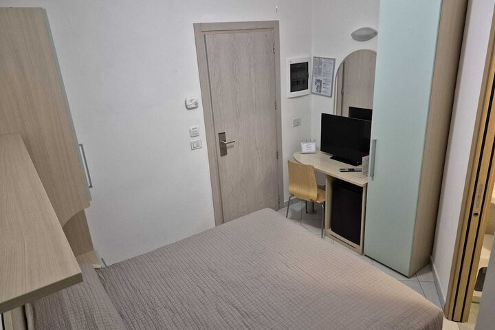 Room 13 of 37