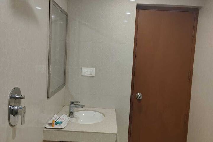 Room 8 of 12