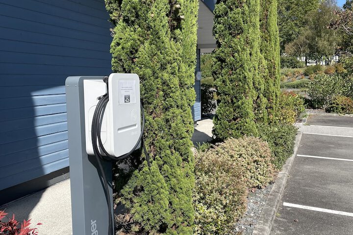 Electric vehicle charging station