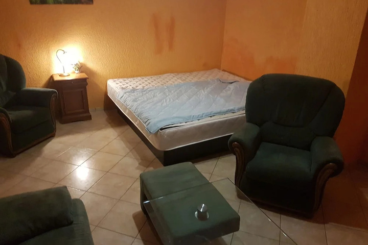 Room 2 of 10