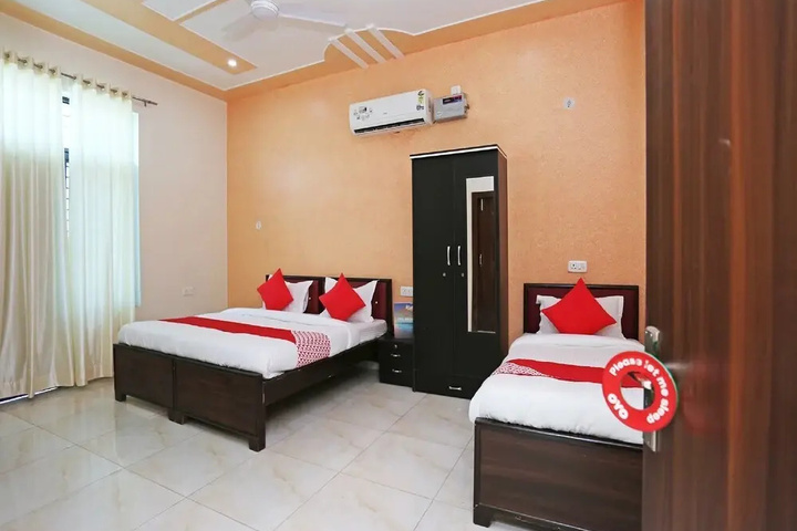 Room 4 of 16
