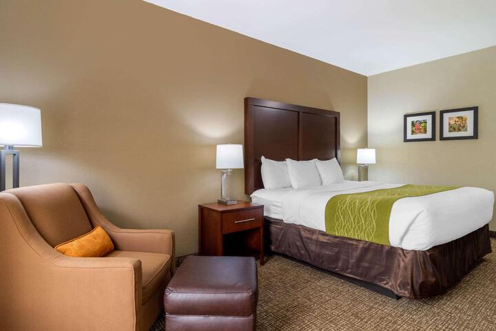 1 King Bed (13 of 17)