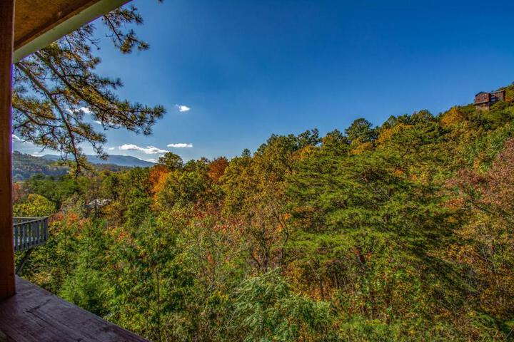 Ladybug Resort Romantic Cabin With Mountain Views Game Room, Close to Dollywood in Sevierville, TN