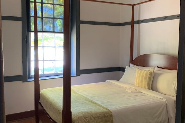 Deluxe Queen Bed (17 of 34)