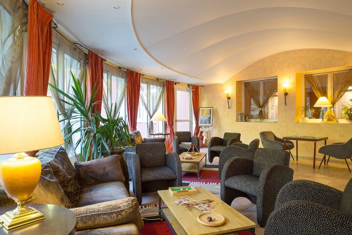 Lobby lounge