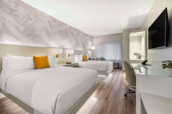 2 Queen Beds (1 of 3)