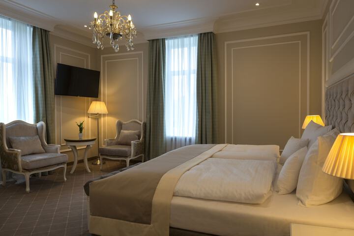 Room 10 of 42