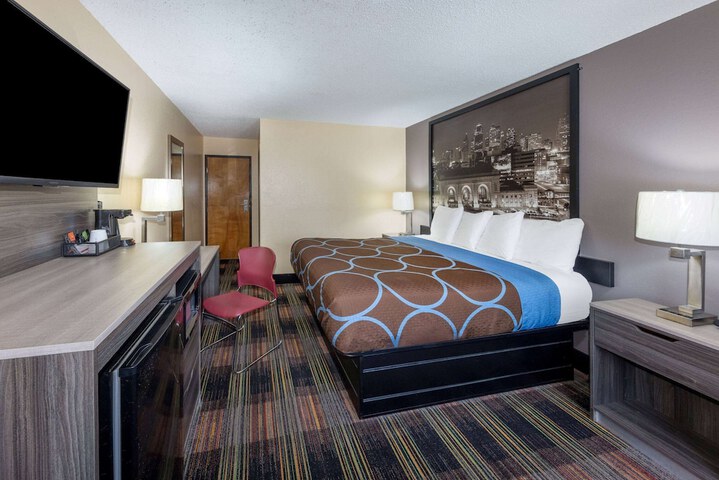 1 King Bed (10 of 14)