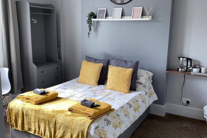 Room 6 of 13