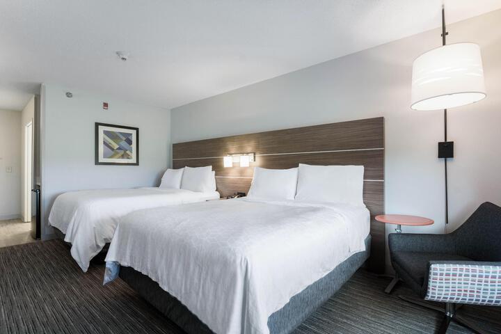 2 Queen Beds (5 of 16)