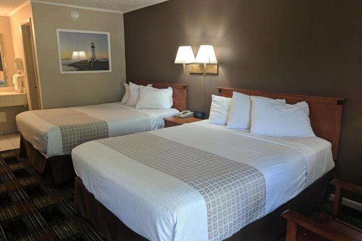Deluxe 2 Queen Beds (6 of 7)