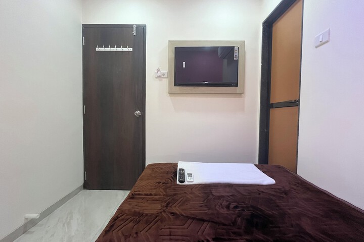 Room 9 of 18